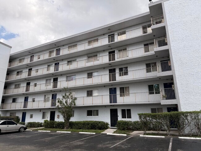 Building Photo - 8720 N Sherman Cir