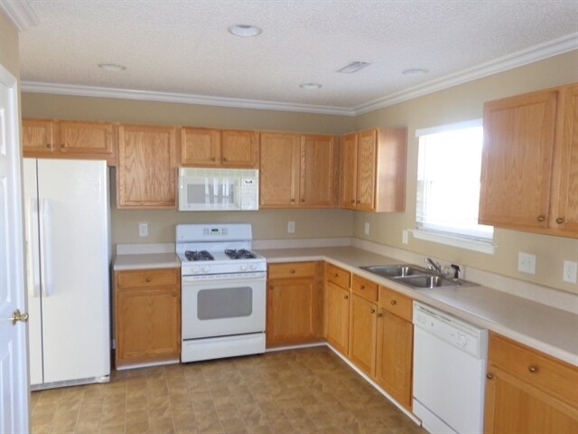 Building Photo - 4015 Shadow Pines Cir