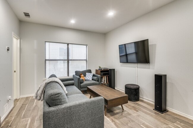 Building Photo - Delightful 2-Bed, 1.5 Bath in Prime Dallas...