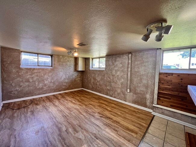 Building Photo - Move in ready!