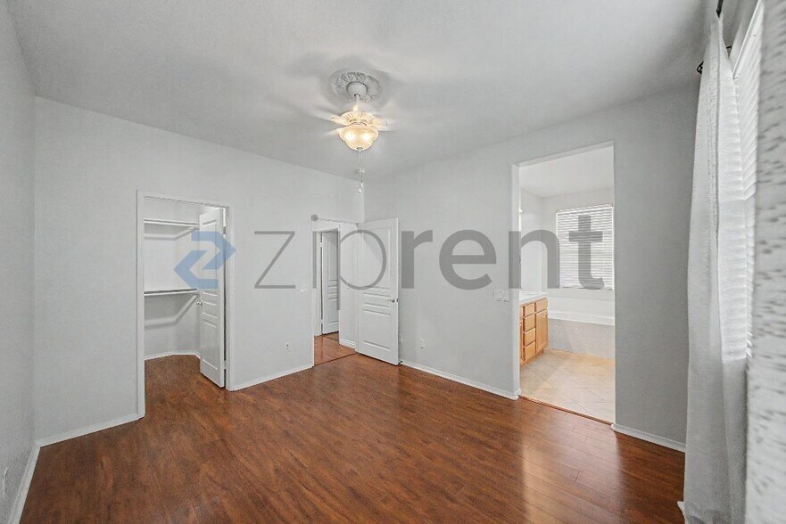 Building Photo - Unit 2