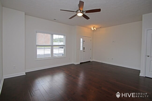 Building Photo - Modern 3BR Townhouse with Private Backyard...
