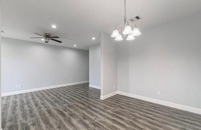 Building Photo - 8204 Moon Beam St