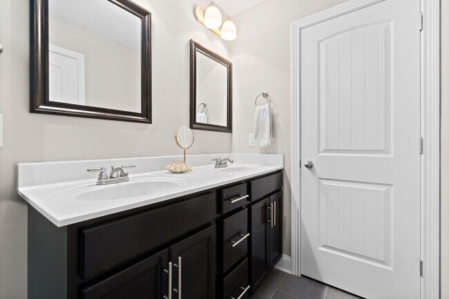 Building Photo - Pet Friendly Three Bedroom with Bonus!