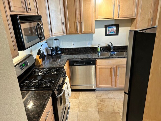 Building Photo - Bright & airy fully furnished condo at the...