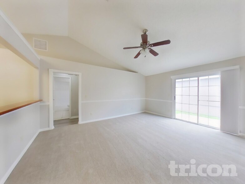 Building Photo - 1854 MacKenzie Ct N
