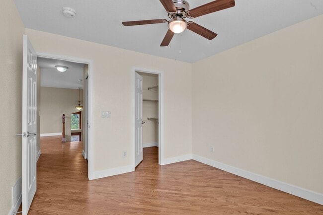 Building Photo - Beautiful home with 5 bedrooms, 3 1/2 bathrooms, 3-car garage available now!