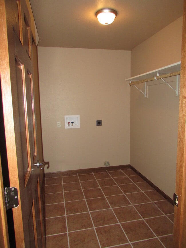 Building Photo - 2 BEDROOM | 2 BATH | DOUBLE GARAGE | SOUTH