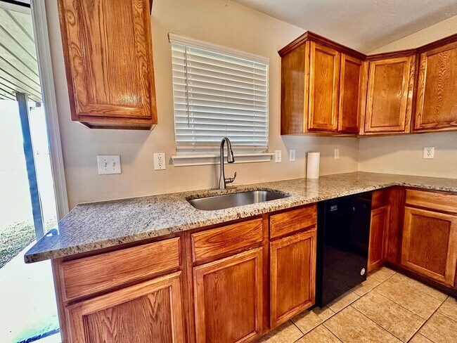 Building Photo - Newer 3 Bedroom off I-240