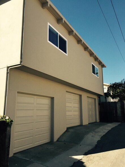 Garage with electric opener - 339 Monroe St