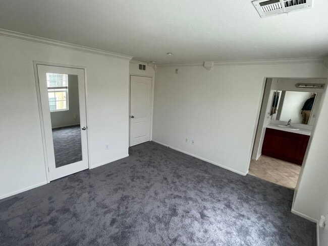 Building Photo - Charming 4 bedroom 4 bathroom in heart of ...