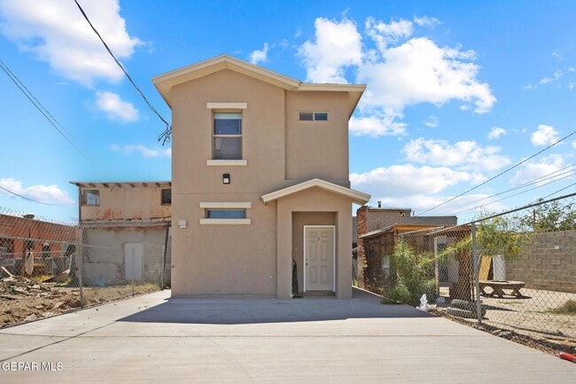Building Photo - 916 St Vrain St