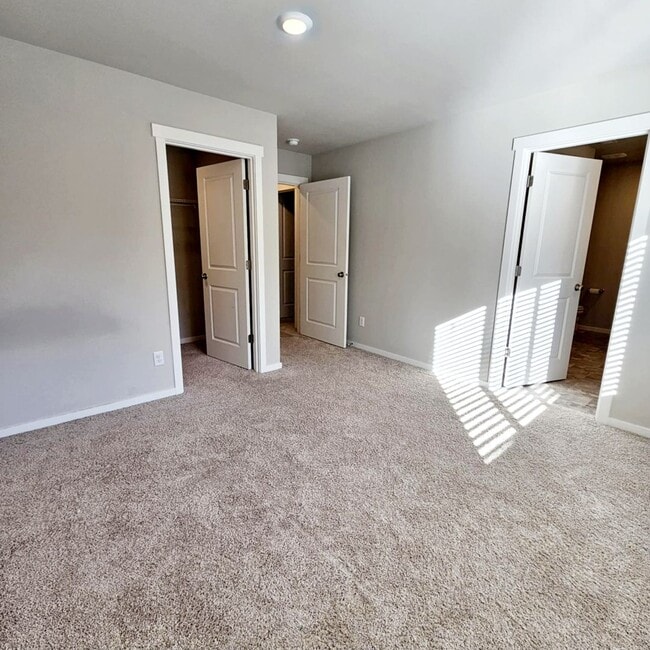 Building Photo - Immaculate and spacious 3 bed townhouse in convenient CK location