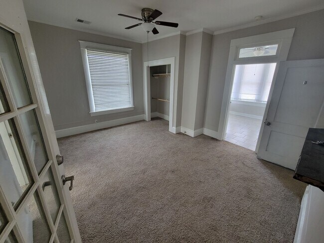 Building Photo - Charming 2-Bedroom Upstairs Apartment off ...