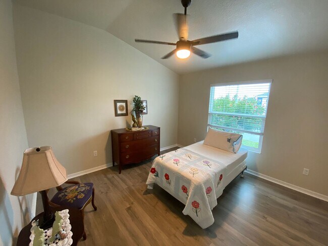 Building Photo - Beautiful, Furnished ANNUAL 2 bed, 2 bath ...