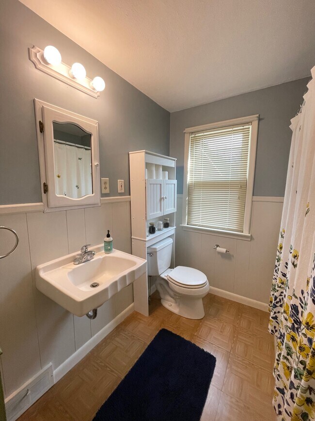Full Bathroom - 3392 Howlett Hill Rd