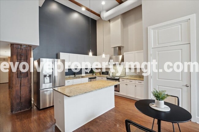 Building Photo - Downtown Living at Its Finest – Spacious 2...
