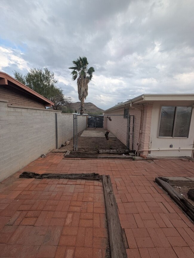 Building Photo - Comfortable West Side Rental