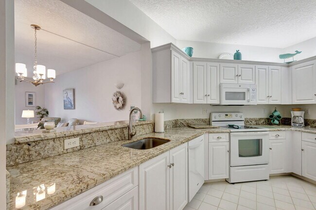 Building Photo - 800 Uno Lago Dr