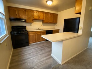 Building Photo - Perfect Two Bedroom Townhome in Plum! Ample Natural Light, Central A/C & More! Call Today!