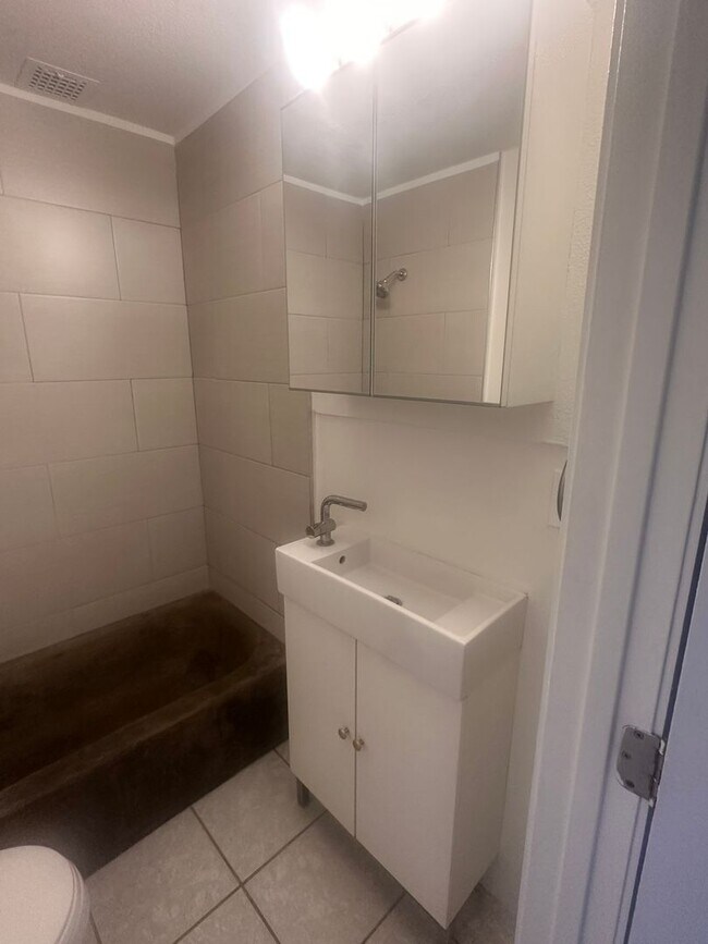 Building Photo - Charming 1 Bed in Historic Lafayette Build...