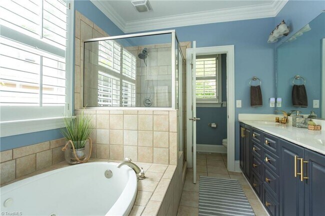 Building Photo - Spacious 4 Bedroom in Lake Jeanette - Larg...