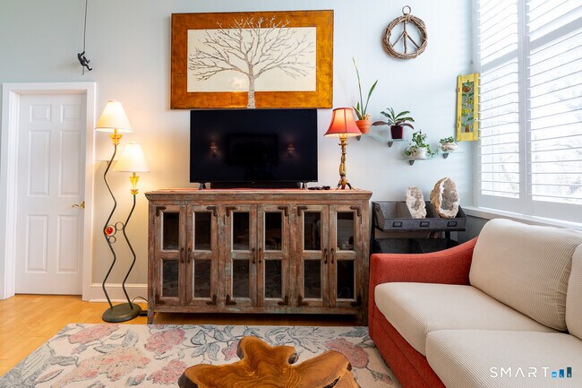 Building Photo - 6 School St