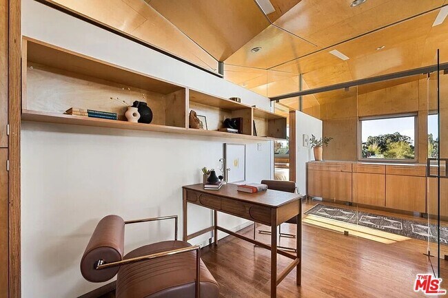 Building Photo - 724 Superba Ave