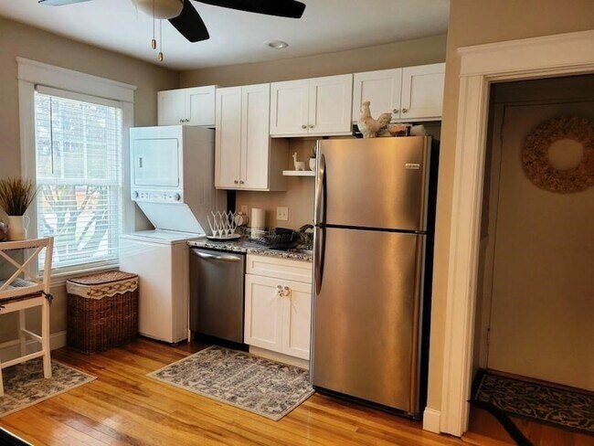 Building Photo - 352 Chandler St