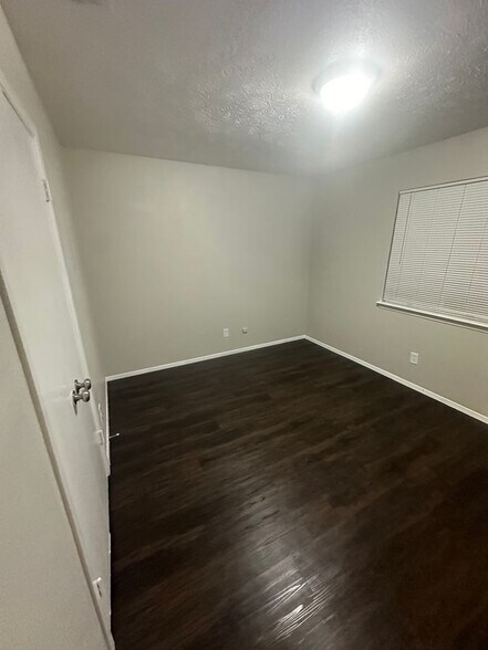 Building Photo - 667 Edgeglen Dr