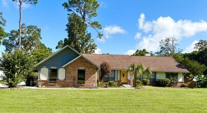 Building Photo - Pool Home in Desired SE Ocala