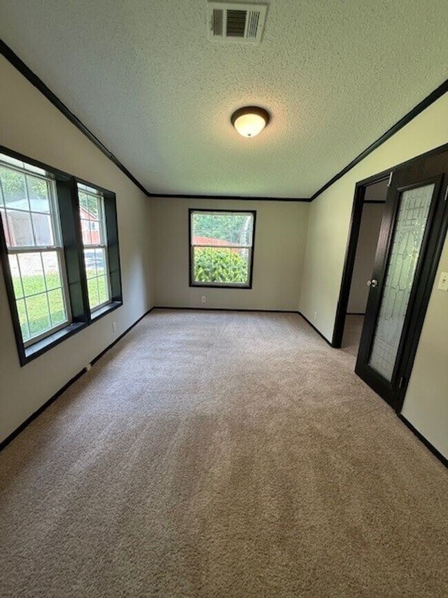 Building Photo - Available Now Spacious 3 Bedroom Home on P...