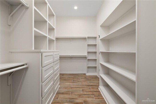 Building Photo - 33 E Silos Ave