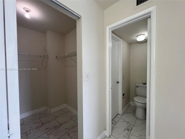Building Photo - 480 W Park Dr
