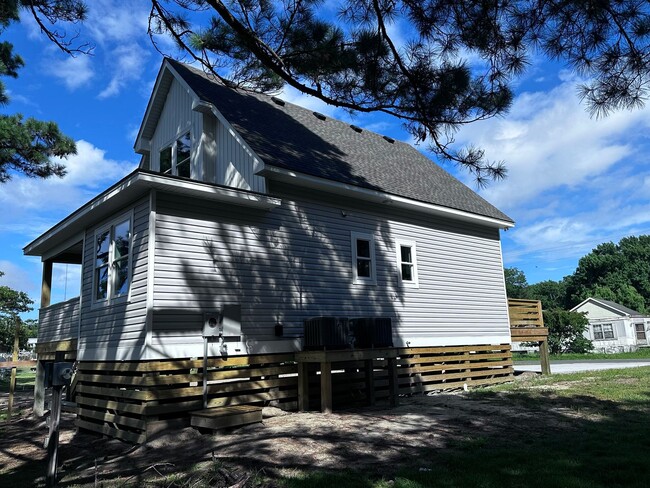 Building Photo - House in Wanchese - Canal front!