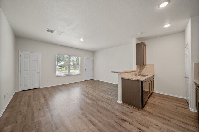 Building Photo - **MOVE-IN READY 3-BEDROOM HOME IN CONROE!**