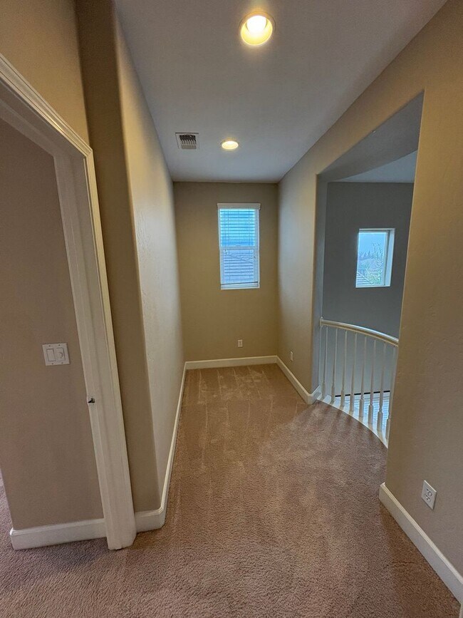 Building Photo - 3116 W Buena Vista Ave