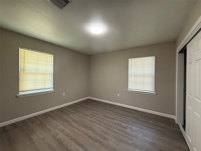 Building Photo - 1415 Regal St