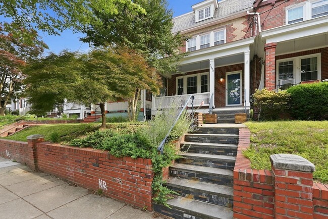 Building Photo - Glover Park Townhome | 4 Bed | 3.5 Bath | 2,500 Sf | Large Front Porch & Fenced-In Backyard w/ Deck