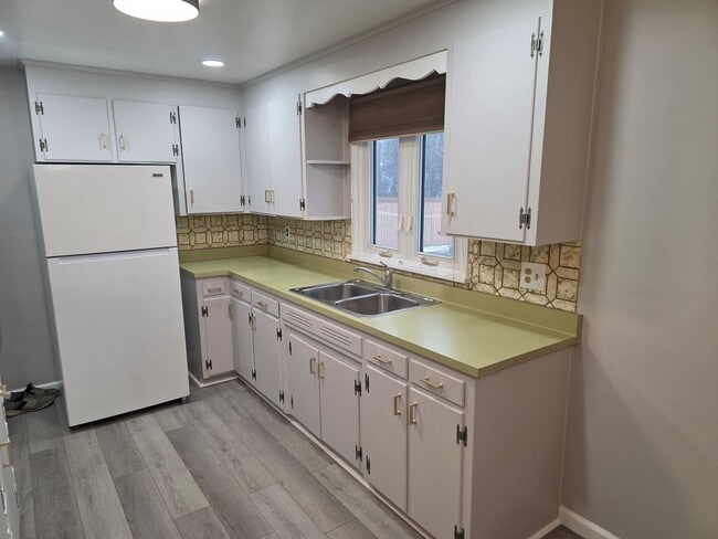 Building Photo - Available Now Great 3 Bedroom Ranch Home Close To Everything!