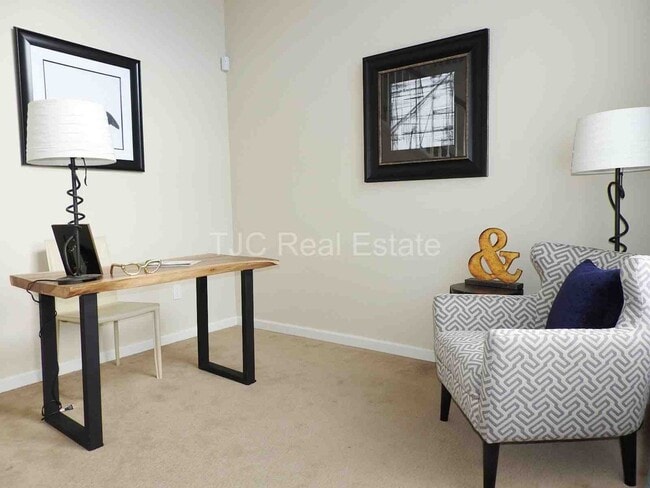 Building Photo - Central Park Town Home for Rent!
