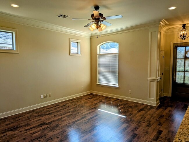 Building Photo - Welcome to Milton Estates!