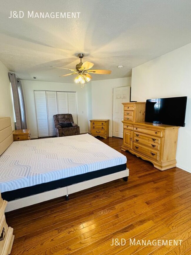 Building Photo - Newly Remodeled Mostly Furnished Attached ...