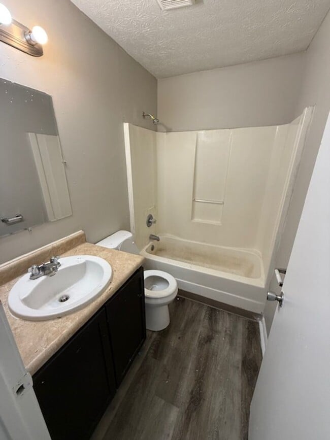 Building Photo - 3 Bedrooms with 1 - 1/2 Baths