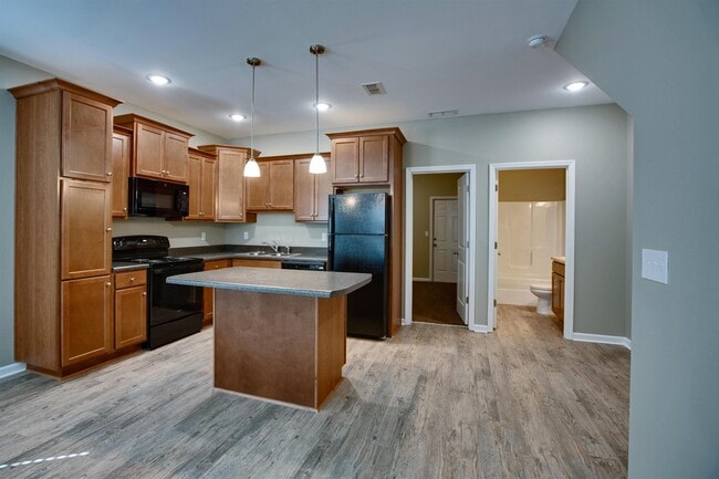 Building Photo - 2202 Cedarbrook Ct