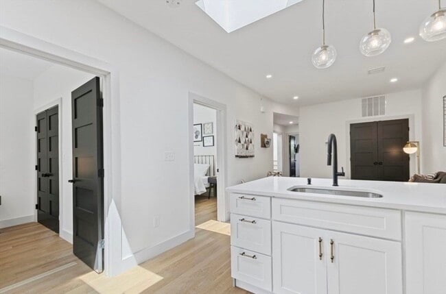 Building Photo - 43 Wordsworth St