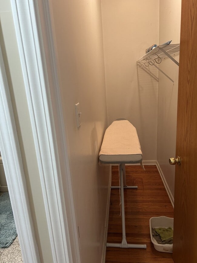 Building Photo - 5107 W Cullom Ave