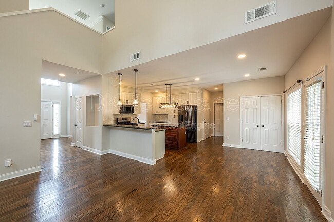 Building Photo - 1540 Hampton Hollow Dr