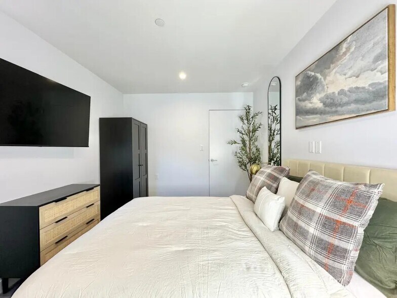 Building Photo - Furnished room/NOT APARTMENT