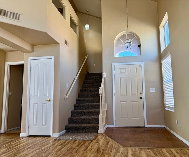 Building Photo - Fantastic 3 bed/2.5 bath in the Northwest ...